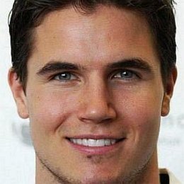 Robbie Amell, Italia Ricci's Husband