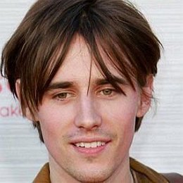 Reeve Carney, Victoria Justice's Boyfriend